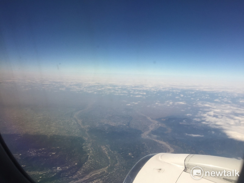 從飛行中的飛機往下看，中部地區呈現一片霧茫茫。   圖：丘秝榕/攝