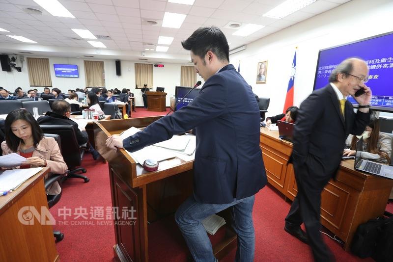 立法院社會福利及衛生環境委員會、經濟委員會23日聯席審查勞基法部分條文修正草案，下午進入逐條審查時，主席不得限制立委發言、討論時間，國民黨立委蔣萬安（前中）表達意見。前右為民進黨立法院黨團總召柯建銘。&nbsp;&nbsp;&nbsp;圖 : 中央社