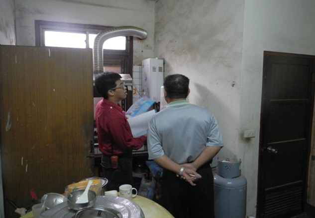 消防局可以派員到市民家中協助檢視熱水器位置是否正確。   圖 : 台中市消防局/提供