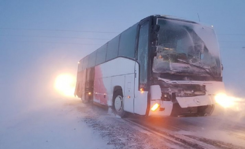 一輛載運至少25名台灣旅客的巴士昨天下午在冰島東北方發生車禍，遊覽車擋風玻璃破裂。   圖：翻攝Iceland Magazine網站