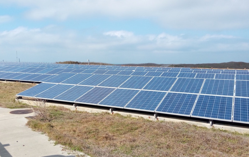 七美微電網初期建置至今年底將完成全島太陽光電系統總容量410kWp與儲能系統300kWh（瓩*小時）之建置。   圖：台電提供
