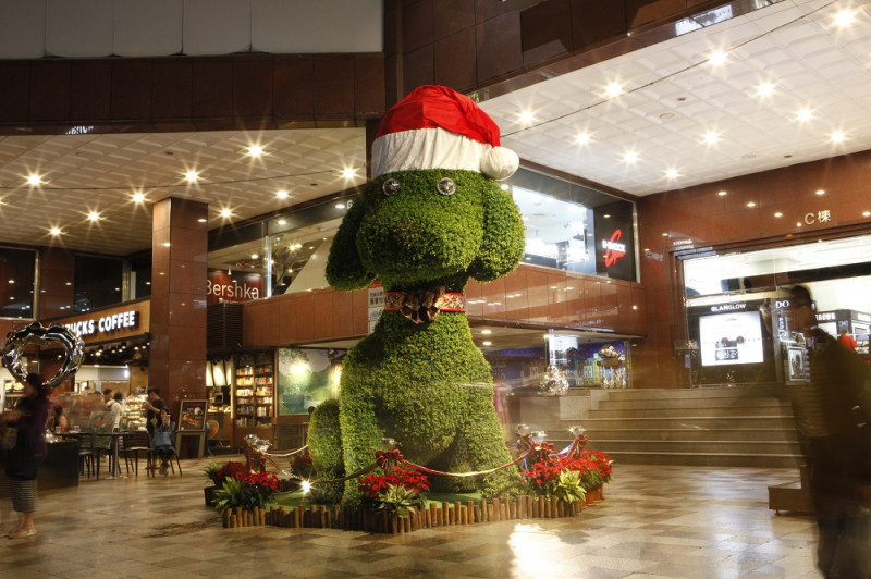 中友百貨大門聖誕裝置是隻綠雕狗狗。   中友百貨/提供