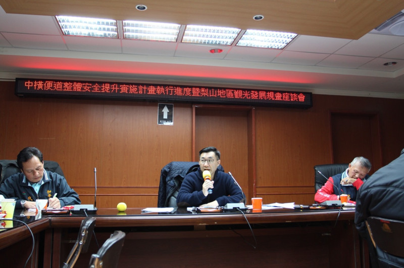 江啟臣到梨山舉辦座談,討論交通及發展觀光之事。 圖 : 江啟臣服務處/提供