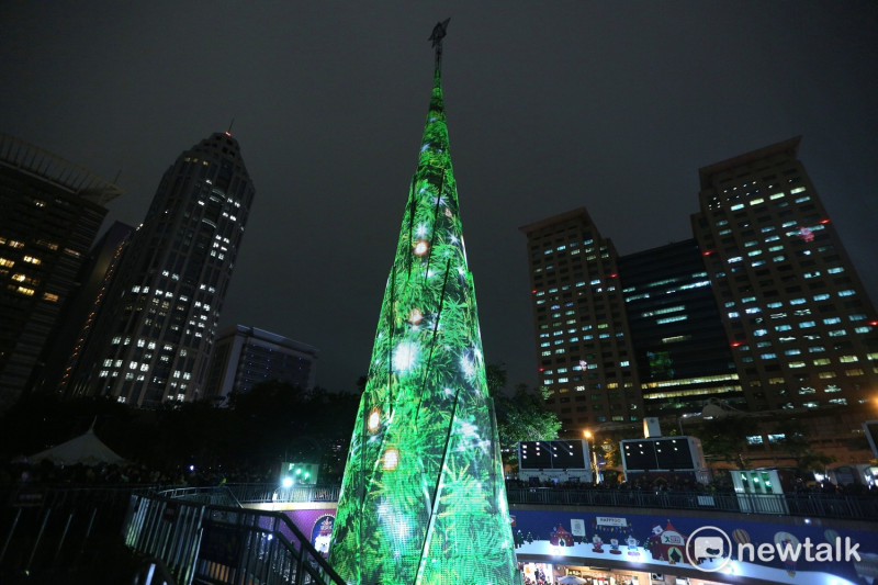 作為新北歡樂城耶誕樹的市民廣場「竹筍」地景，呈現夢幻多變的光雕秀。   圖：王峻昌/攝