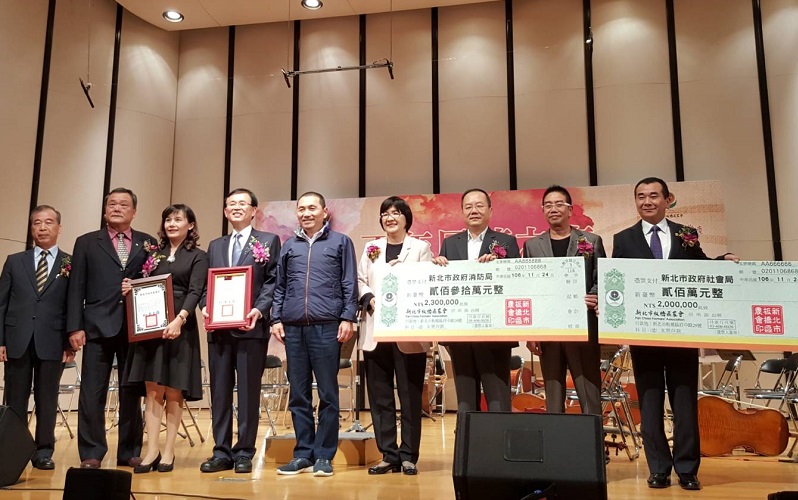 板農公益音樂會中捐贈430萬元給新北市府，副市長侯友宜（左五）頒獎狀感謝板農理事長廖裕德（左四）、總幹事林秀慧（左三）等人。   圖：板橋農會提供