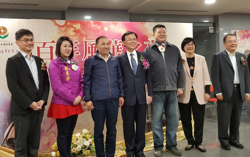板農舉辦創會百年音樂會兼作公益,市府官員、民代前往致意;左起農業局長李玟、市議員劉美芳、副市長侯友宜、板農理事長廖裕德、市議員何博文、社會局長張錦麗、消防局主秘陳國忠。 圖:板橋農會提供
