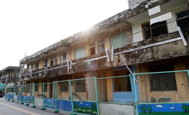 台南市在民國60年興建的大同平價住宅住戶於今日動工拆除。   圖：台南市政府/提供