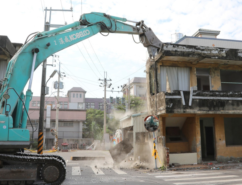 台南市在民國60年興建的大同平價住宅住戶於今日動工拆除。   圖：台南市政府/提供