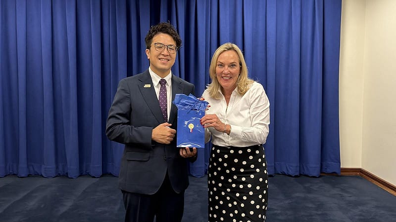 沈伯洋拜會洛杉磯第五區郡政委員 Kathryn Barger 圖:沈伯洋競辦提供 沈伯洋拜會洛杉磯第五區郡政委員 Kathryn Barger 圖:沈伯洋競辦提供