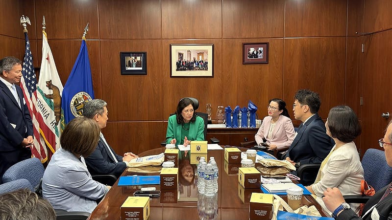 沈伯洋與 洛杉磯郡政委員會主席Hilda Solis 討論城市生態系,包含如何透過長期規劃擴大並維護城市綠地與樹木覆蓋。 圖:沈伯洋競辦提供 沈伯洋與 洛杉磯郡政委員會主席Hilda Solis 討論城市生態系,包含如何透過長期規劃擴大並維護城市綠地與樹木覆蓋。 圖:沈伯洋競辦提供
