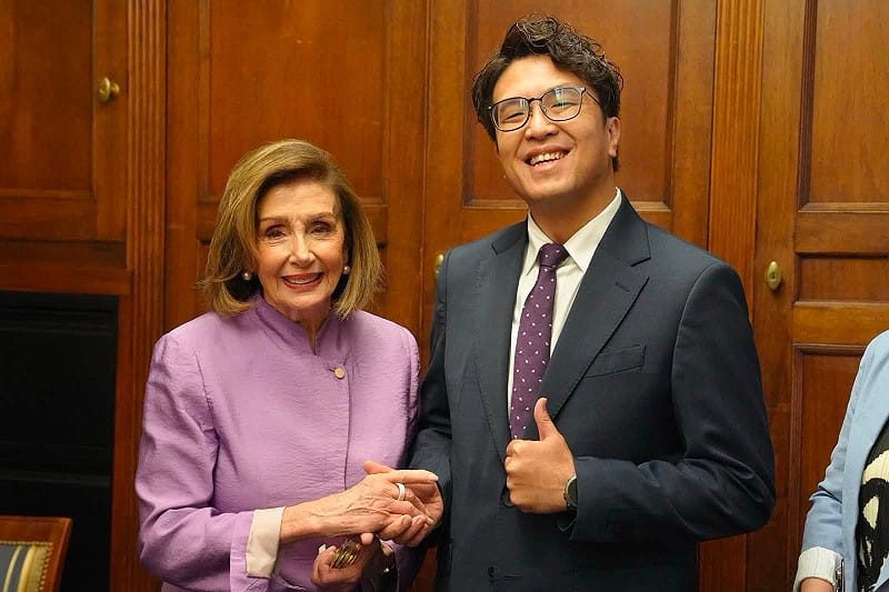 沈伯洋拜會聯邦眾議院榮譽議長裴洛西(Nancy Pelosi)。 圖:翻攝自沈伯洋臉書 沈伯洋拜會聯邦眾議院榮譽議長裴洛西(Nancy Pelosi)。 圖:翻攝自沈伯洋臉書