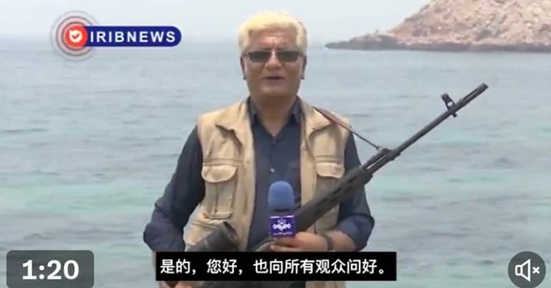 伊朗央視記者揹著狙擊步槍，稱要與伊朗民眾一起抵抗美國侵略。 圖 : 影片截圖 