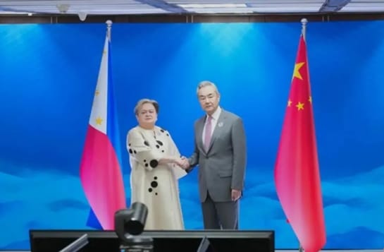 中國外長王毅(右)與菲律賓外長拉扎羅。 圖 : 翻攝自中國外交部網站 中國外長王毅(右)與菲律賓外長拉扎羅。 圖 : 翻攝自中國外交部網站