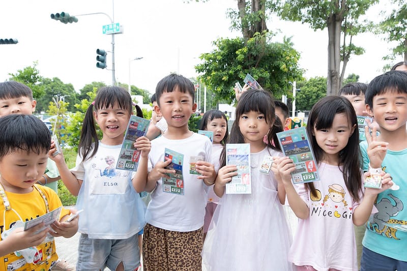 賴清德送幼兒園孩童禮物。&nbsp;&nbsp;&nbsp;圖：總統府提供