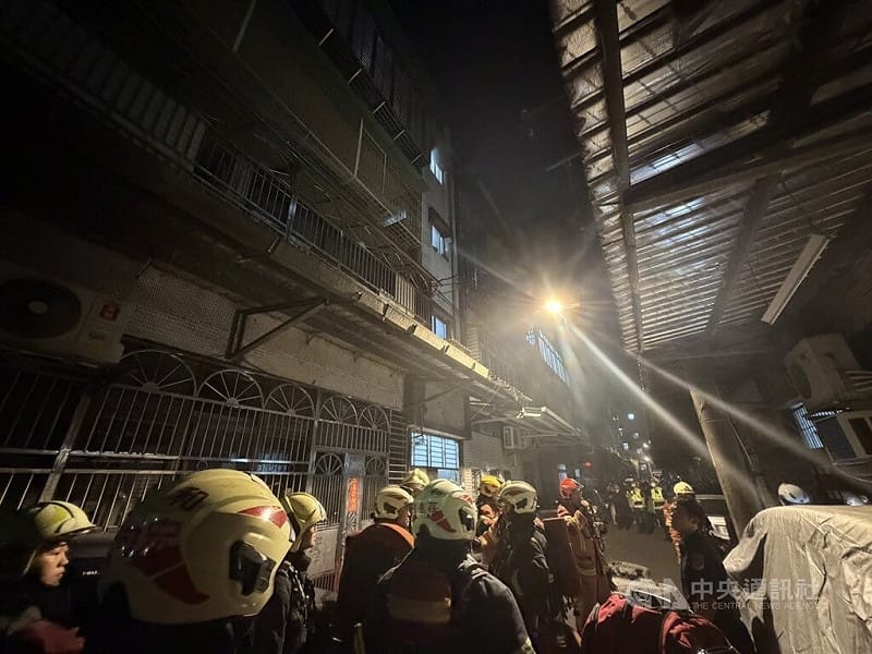 新北市中和區新生街一棟公寓3樓24日深夜起火且現場有民眾持刀，警消疏散周邊居民，壓制持刀男子並撲滅火勢。（翻攝畫面）中央社記者曹亞沿傳真　115年7月25日&nbsp;&nbsp;&nbsp;