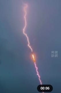 中國長征三號火箭自西昌衛星發射中心起飛不久就遭到雷擊。 圖 : 翻攝自央視新聞 中國長征三號火箭自西昌衛星發射中心起飛不久就遭到雷擊。 圖 : 翻攝自央視新聞