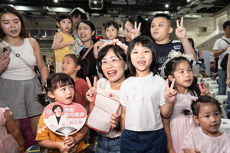 許多小朋友一看到蘇巧慧便大喊「是水獺媽媽！」家長和孩子爭相與蘇巧慧合影留戀，蘇巧慧來者不拒，化身大小朋友最喜歡的「水獺媽媽」，蹲低身體和小朋友互動。&nbsp;&nbsp;&nbsp;圖：蘇巧慧辦公室提供
