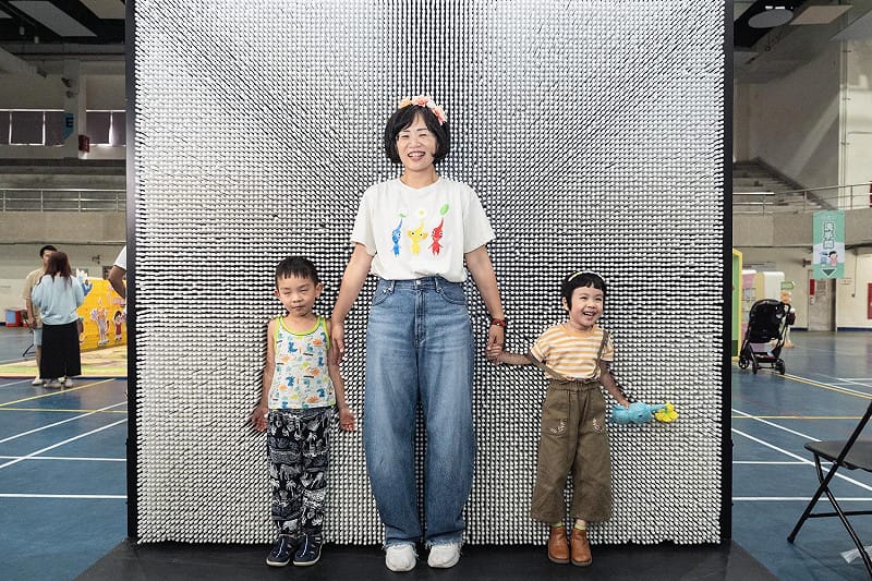 最受孩子歡迎的3D人體列印牆，讓家長和孩子一起印出獨一無二的假日印記。&nbsp;&nbsp;&nbsp;圖：蘇巧慧辦公室提供