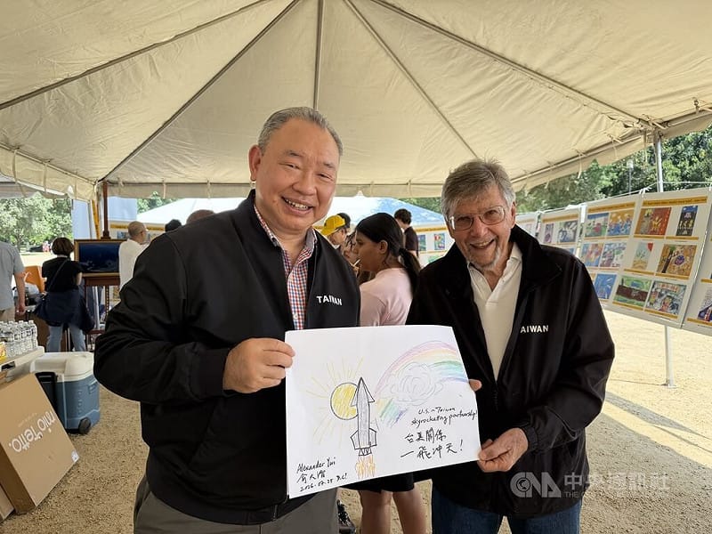 國際兒童藝術基金會舉辦的「世界童玩節」25日在華府國家廣場登場，駐美代表俞大㵢（左）出席活動並體驗聯想創作畫，民進黨前駐美代表處主任彭光理（右）也到場共襄盛舉。 &nbsp;&nbsp;&nbsp;圖/中央社