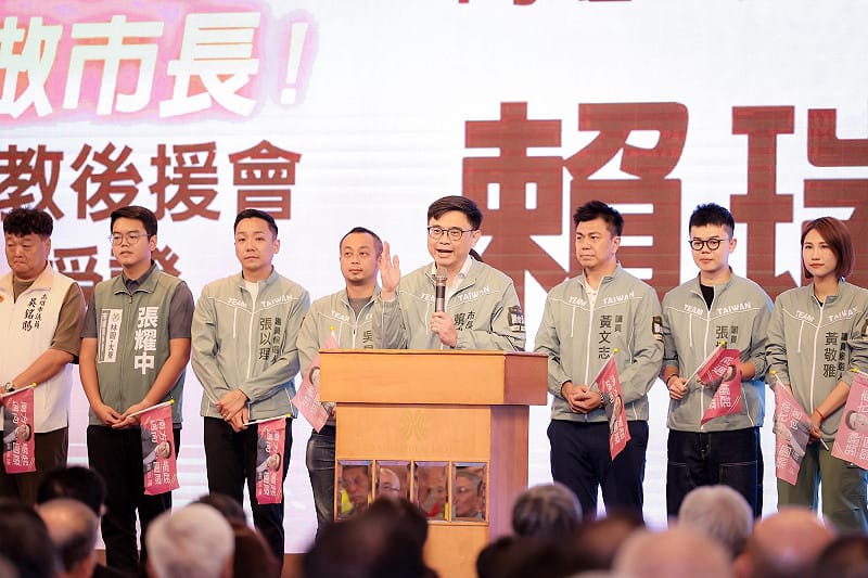 賴瑞隆(右四)出席「宗教後援會受證」，凝聚為高雄祈福、團結同行的力量。&nbsp;&nbsp;&nbsp;圖：賴瑞隆辦公室／提供