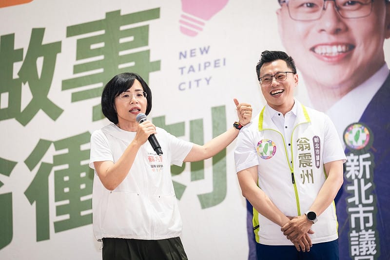  蘇巧慧表示，翁震州在吳秉叡立委辦公室服務10多年，擔任議員後，更是從小顧到老、從交通顧到教育，是真正新莊在地服務過最多鄉親的議員。 圖：蘇巧慧辦公室提供 