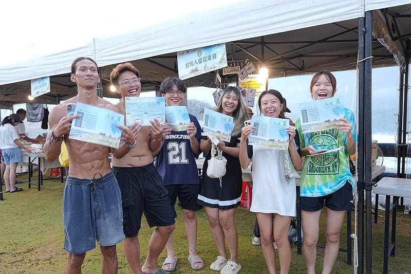 參加人權市集的民眾在攤位前合影。&nbsp;&nbsp;&nbsp;圖：國家人權博物館提供