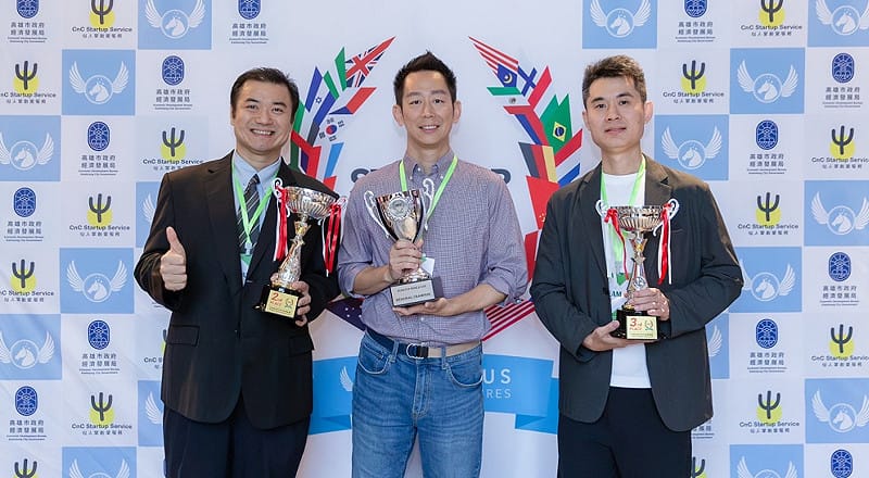 Startup World Cup高雄賽區勝出隊伍：冠軍優豈公司(中）、第二名台灣龍盟複合材料(左)、第三名璽樂科技(右)。&nbsp;&nbsp;&nbsp;圖：仙人掌創業服務／提供