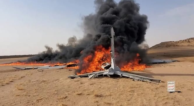 胡塞武裝公佈沙烏地阿拉伯皇家空軍（RSAF）編號為 20703 的 Bayraktar Akıncı 無人機殘骸。&nbsp;&nbsp;&nbsp;圖 : 翻攝自勝研集