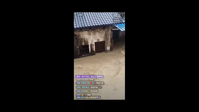 豪雨帶來的洪水直接衝擊廣東省多個城市，部分地區的淹水深度甚至高達一層樓，進而導致民眾受困。&nbsp;&nbsp;&nbsp;圖：擷取自 @whyyoutouzhele X 分享影片