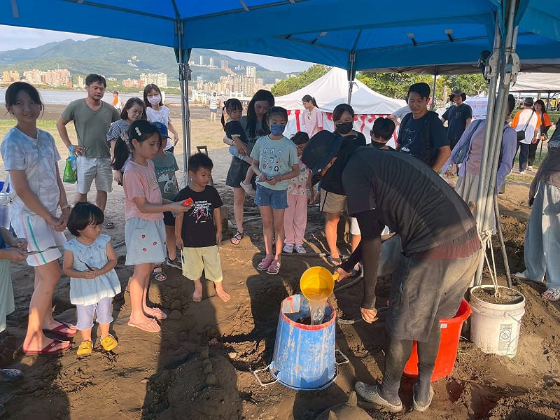 由專業沙雕師親自示範，帶領小朋友體驗沙雕創作流程。&nbsp;&nbsp;&nbsp;圖：新北市政府高灘地工程管理處／提供