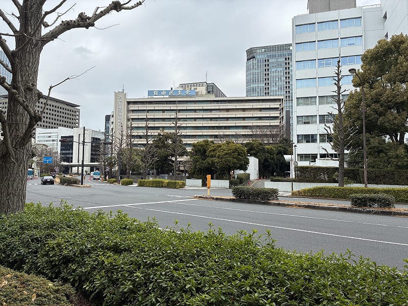  日本首相高市早苗28日上午前往自民黨總部，出席黨內幹部會議商討食品消費稅減稅議題。 圖：詹家威/攝 