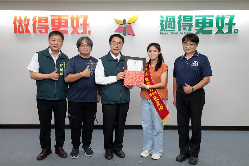 臺南市政府市政會議，邀請榮獲2026總統教育獎的宅港國小周君憲、將軍國中張麗卿及後壁高中林勇杉出席分享榮耀。市長黃偉哲頒贈「敦品勵學」獎狀及禮品，肯定3位學生在逆境中奮發向上、勇敢追夢的精神。&nbsp;&nbsp;&nbsp;圖：台南市政府提供