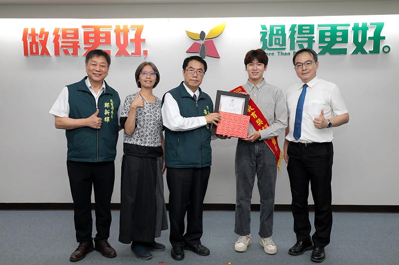 臺南市政府市政會議，邀請榮獲2026總統教育獎的宅港國小周君憲、將軍國中張麗卿及後壁高中林勇杉出席分享榮耀。市長黃偉哲頒贈「敦品勵學」獎狀及禮品，肯定3位學生在逆境中奮發向上、勇敢追夢的精神。&nbsp;&nbsp;&nbsp;圖：台南市政府提供