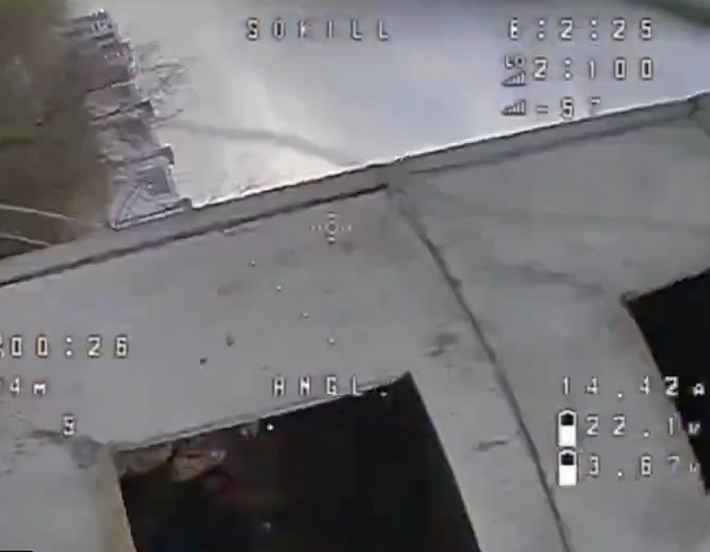 俄羅斯軍人用噴射網纏住烏克蘭無人機使其墜落。&nbsp;&nbsp;&nbsp;圖：翻攝自@Whiledvid