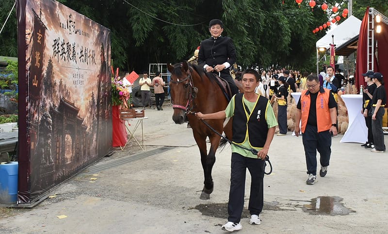 雲天宮上樑大典循古禮進行，主持曾俊豐騎駿馬進場。&nbsp;&nbsp;&nbsp;圖：孫家銘攝