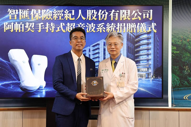 台中榮總院長傅雲慶(右)及智匯保險經紀人執行副總李志宏(左)。&nbsp;&nbsp;&nbsp;圖：智匯保險經紀人／提供