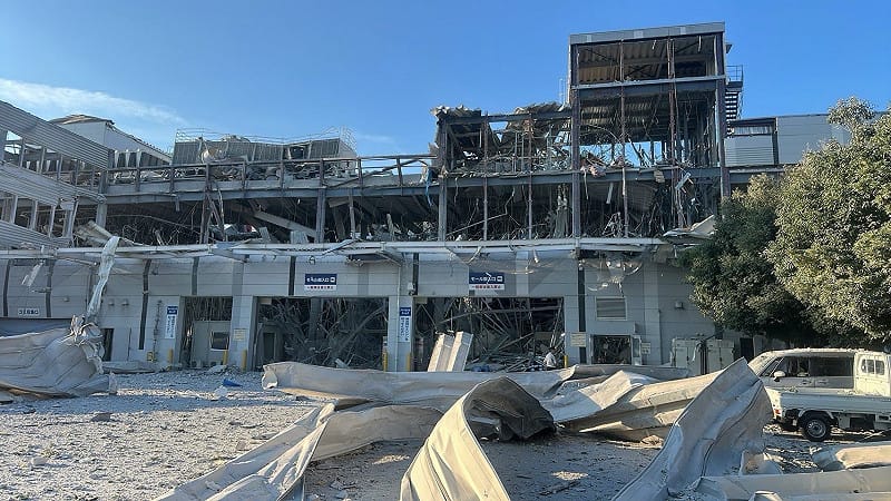 熊本永旺夢樂城在強震後發生劇烈爆炸，建築嚴重受損。 圖：翻攝自 X @snsmonchiii 