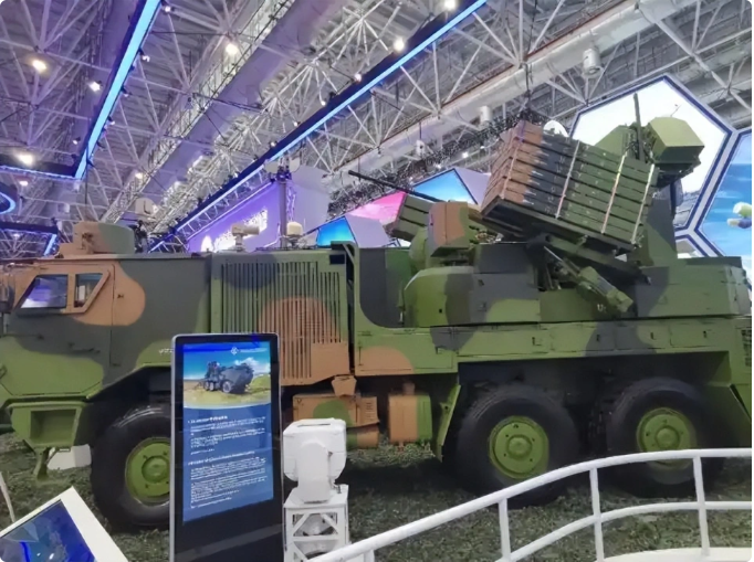 FK-3000。該系統採用更高機動性的底盤，搭載更多攔截彈發射單元，並整合雷達、光電探測以及電子干擾設備，強化對低成本無人機群的防禦能力。 圖:翻攝自馬妍