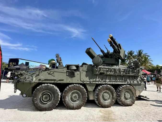 美軍目前也擁有類似用途的裝備，例如「史崔克」M-SHORAD 近程防空系統，整合雷達、光電系統、30 毫米機砲與短程防空飛彈。&nbsp;&nbsp;&nbsp;圖:翻攝自馬妍