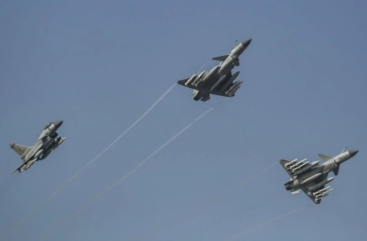 解放軍殲-10CE戰機掛彈飛行。&nbsp;&nbsp;&nbsp;圖 : 翻攝自零度Military