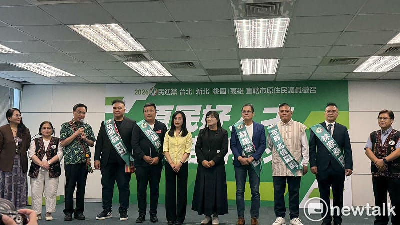立委陳瑩、伍麗華陪同六位原住民議員參選人。&nbsp;&nbsp;&nbsp;圖：高逸帆／攝