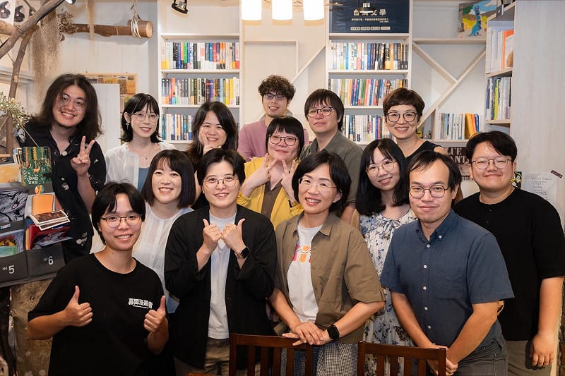 新北市長候選人、立法委員蘇巧慧日前與國際布克獎得主楊双子、知名文化評論人朱宥勳、都市傳說研究者謝宜安、資深文字工作者與台漫推手陳怡靜、「現流冊店」創辦人洪沛澤、林潔珊與「楫文社」店長陳泓名於永和楫文社相聚。&nbsp;&nbsp;&nbsp;圖：蘇巧慧辦公室提供