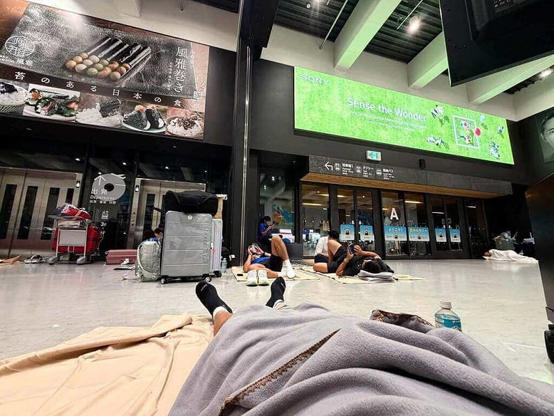 日本熊本縣28日發生規模7.1強震，台灣田徑潛優代表隊正好在機場經歷到這一切，最後滯留機場打地鋪，等待航班恢復營運；隨隊教練陳鴻傑29日說：「小朋友們確實有受到些驚嚇，幸好大家都平安無事」。（陳鴻傑提供）中央社記者黎建忠傳真　115年7月29日&nbsp;&nbsp;&nbsp;