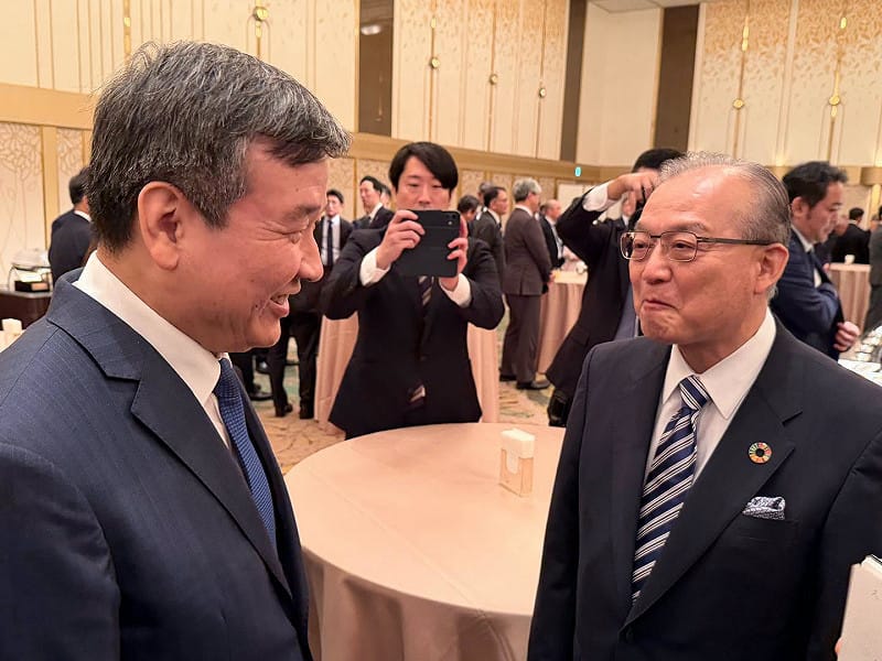 我駐日代表李逸洋與國際高速鐵道協會理事長宿利正史握手致意。&nbsp;&nbsp;&nbsp;圖：李逸洋臉書