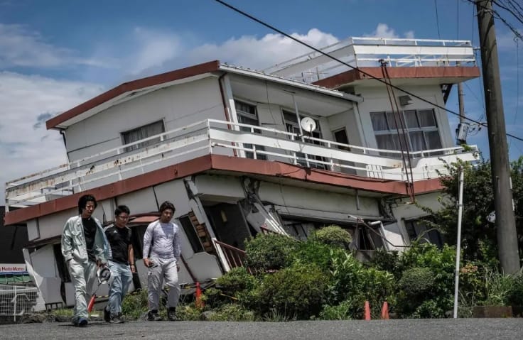 日本熊本大震，造成許多房屋傾斜倒塌。&nbsp;&nbsp;&nbsp;圖 : 翻攝自 IC Photo