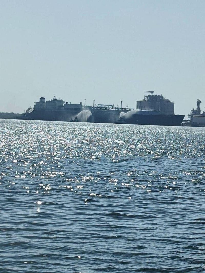 埃及達米埃塔港（Damietta Port）一座由美國企業擁有的液化天然氣（LNG）浮式儲存設施，當天下午傳出遭到自黎巴嫩發射的單程攻擊型無人機襲擊。&nbsp;&nbsp;&nbsp;圖：翻攝自 X Babak Taghvaee - The Crisis Watch