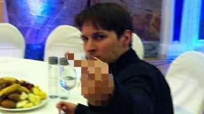 在俄羅斯宣布將杜羅夫列入國際通緝名單後，Telegram 官方帳號也發布一張杜羅夫的照片。照片中的杜羅夫面對鏡頭比出中指，被外界解讀為對俄方最新行動的強硬回應。&nbsp;&nbsp;&nbsp;圖:翻攝自X帳號@telegram