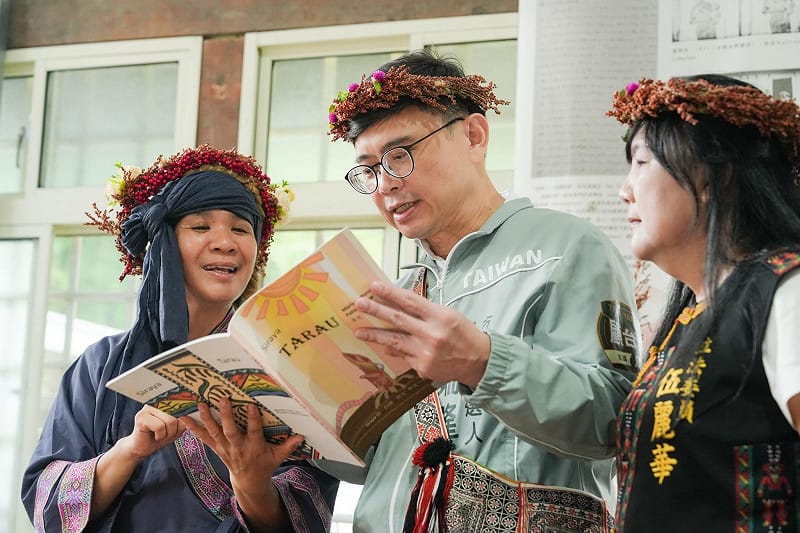 賴瑞隆(中)與立委伍麗華(右)、西拉雅族文化工作者李蕙琪(左)。&nbsp;&nbsp;&nbsp;圖：賴瑞隆辦公室／提供