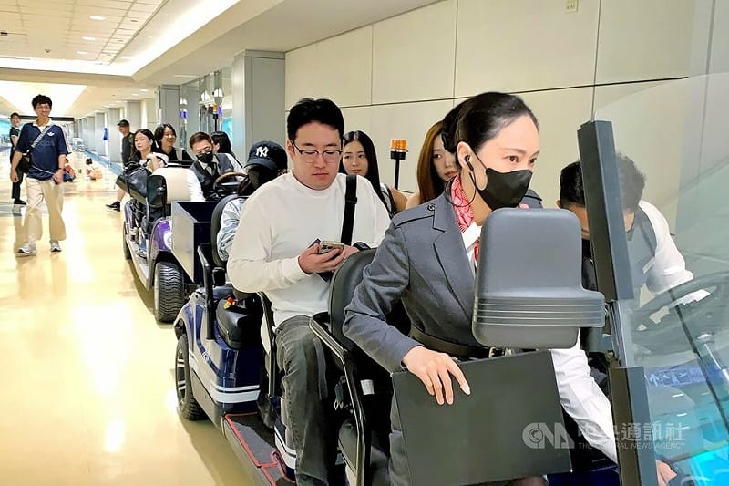 韓國女團Apink成員30日下午搭機抵台，將參與中職味全龍年度主題日「新光亞洲音樂祭」活動，於31日登上台北大巨蛋。中央社記者吳睿騏攝　115年7月30日&nbsp;&nbsp;&nbsp;