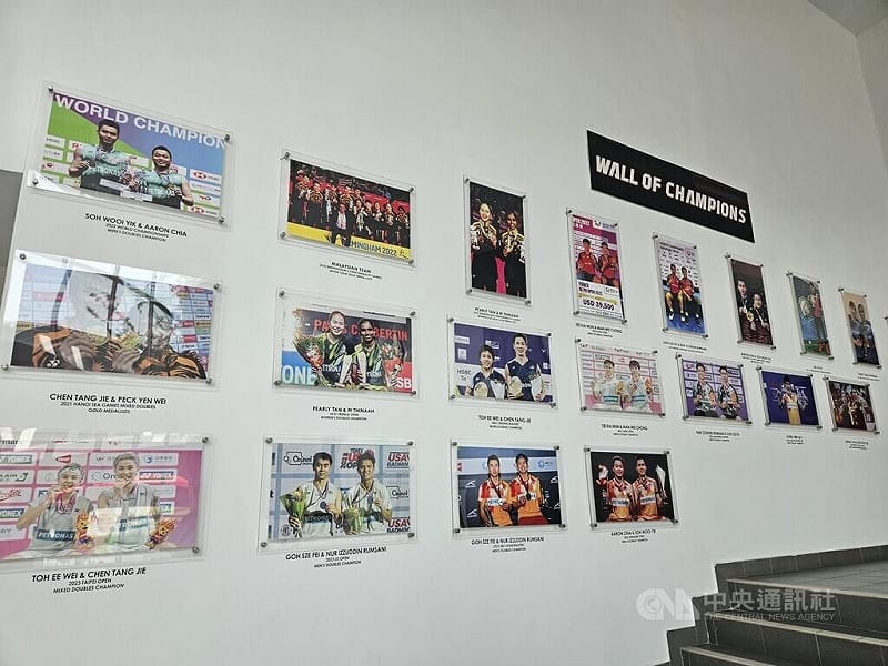 馬來西亞國家羽球訓練中心內的走廊牆面，展示歷年國手在國際重要賽事奪牌紀錄，見證大馬羽壇培育成果。中央社記者黃自強吉隆坡攝　115年7月30日&nbsp;&nbsp;&nbsp;